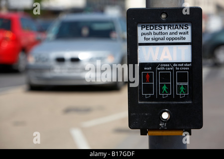 Bouton poussoir de passage de piétons attendre demande de signal fort avec des voitures passe par l'Irlande du nord du comté de Down downpatrick Banque D'Images