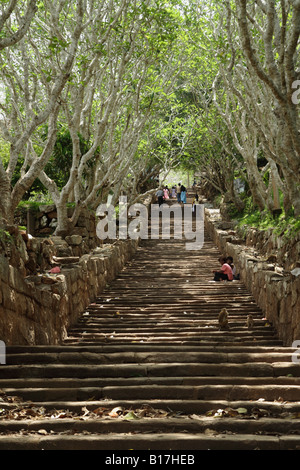 Escaliers dans Mihintale, Sri Lanka. Banque D'Images