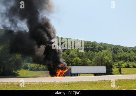 Camion en feu sur le côté en direction de l'Est de l'I-640 à Knoxville Tennessee USA le 6 juin 2008. Banque D'Images