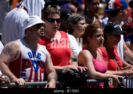 Les spectateurs se rassemblent le long de la 5ème avenue à New York pour le défilé de jour de Porto Rico 2008 Banque D'Images