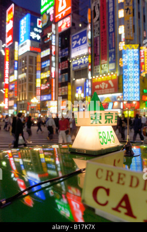 Toit d'un taxi et de néons Shinjuku Tokyo Japon Banque D'Images
