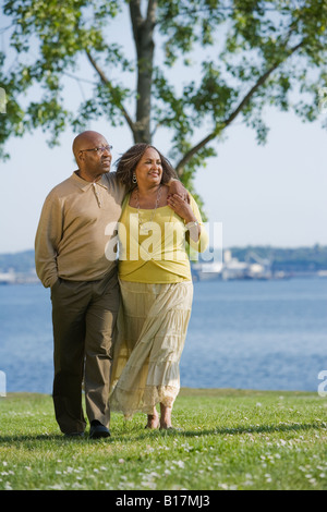 African American couple se réveiller à côté de l'eau Banque D'Images