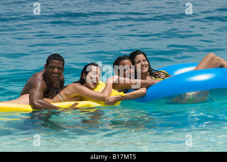 Multi-ethnic friends sur flotte dans l'eau Banque D'Images