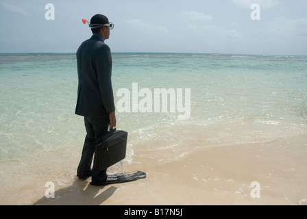 Hispanic businessman wearing snorkeling gear Banque D'Images