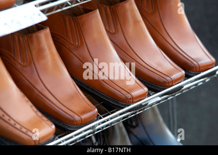 Rangée de nouveau mens brown leather slip on chaussures magasin de chaussures à l'extérieur de l'écran de vente en Irlande du Nord Banque D'Images