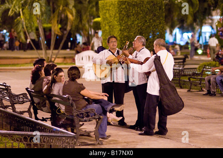 Parque de Hidalgo dans la nuit Mérida capitale de l'état du Yucatan au Mexique la première ville espagnole construite dans cette partie du Mexique Banque D'Images