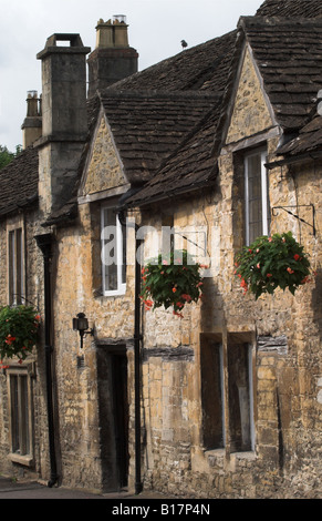 Chalets en terrasse avec paniers suspendus à Castle Combe, les Cotswolds, Wiltshire, Angleterre, Royaume-Uni Banque D'Images