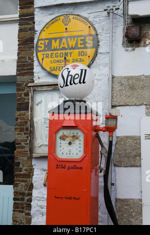 Ancienne pompe à essence, St Mawes, Cornouailles, Angleterre. Banque D'Images