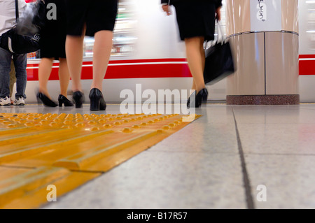 Les banlieusards femme attendant sur Subway train Tokyo Japon Banque D'Images