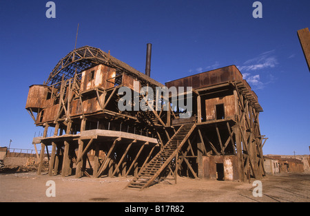 Ancienne usine de transformation dans la ville abandonnée d'extraction de nitrates de Santa Laura, près d'Iquique, au Chili Banque D'Images