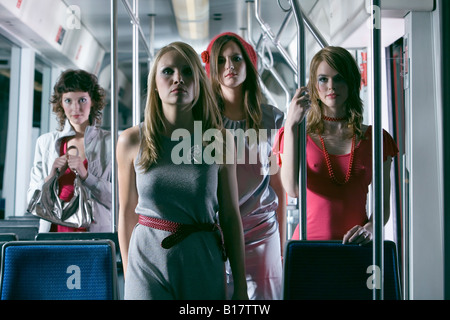 Quatre femmes debout en train, portrait Banque D'Images