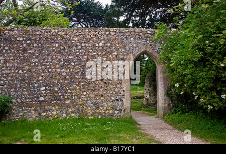 Passerelle en arc à Boxgrove Priory, West Sussex, Angleterre Banque D'Images