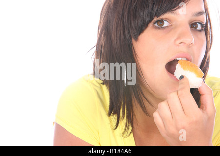 Young Woman Eating Sushi Model Publié Banque D'Images