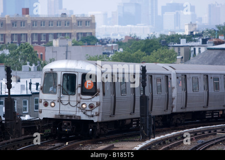 Un MTA New York City train monte vers Smith F / 9ème street station à Brooklyn, NY par une chaude journée de juin et brumeux. Banque D'Images