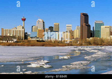 Vue de la ville de Calgary Zoo avec Bow River en hiver, Calgary, Alberta, Canada Banque D'Images