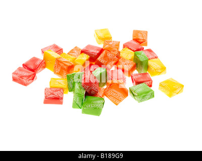 Conditionnement individuel assorti de couleur opale à saveur de fruits bonbons confiserie isolé sur un fond blanc avec un chemin de détourage Banque D'Images