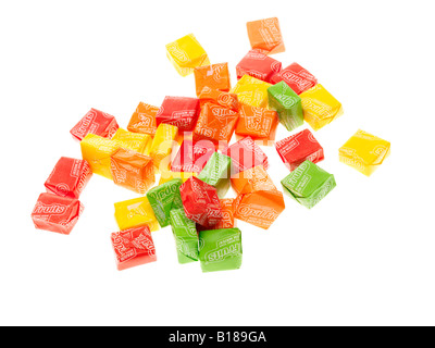 Conditionnement individuel assorti de couleur opale à saveur de fruits bonbons confiserie isolé sur un fond blanc avec un chemin de détourage Banque D'Images