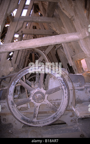 Machines à l'intérieur d'une usine de broyage primaire dans un site d'extraction de nitrates abandonné de Santa Laura, près d'Iquique, au Chili Banque D'Images