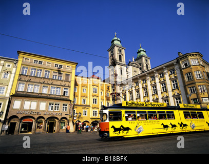 Centre ville et tram, Linz, Autriche Banque D'Images