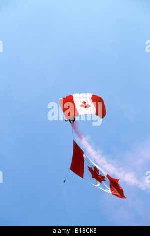 Forces armées canadiennes sky diving teamwith Parachute drapeau canadien lors de la fête du Canada Banque D'Images