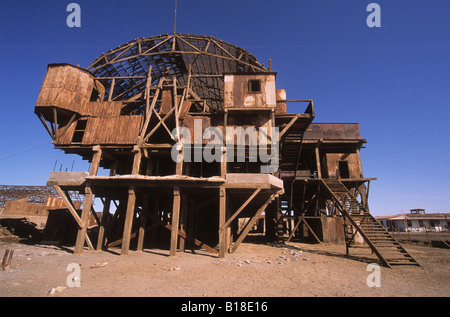 Ancienne usine de transformation dans la ville abandonnée d'extraction de nitrates de Santa Laura, près d'Iquique, au Chili Banque D'Images