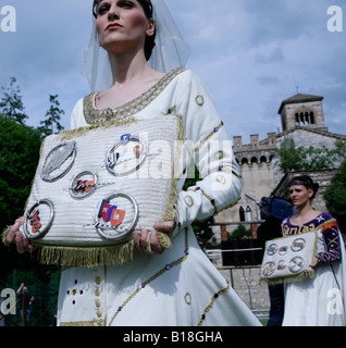 Les jeunes filles de l'contradas de Narni en Ombrie Italie paradant anneaux symboliques sur des coussins dans le champ à la Corsa all'Anello. Banque D'Images