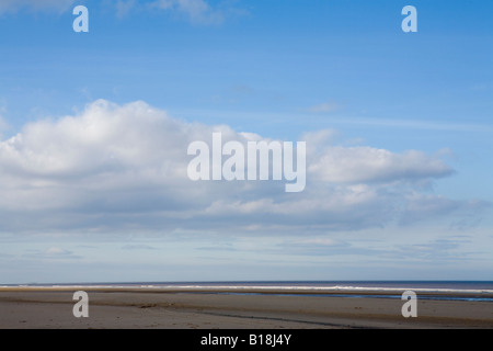 Les nuages au-dessus d'une mer calme, Lincolnshire, Angleterre, RU Banque D'Images
