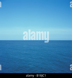 Mer bleue et ciel bleu Banque D'Images