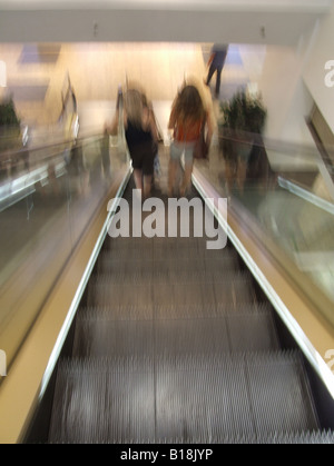 Les gens se tenant sur l'escalator Banque D'Images