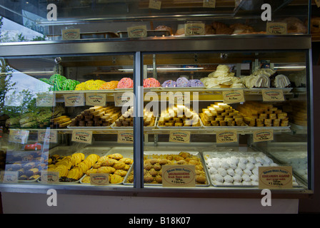 Vitrine de fantaisie biscuits et pâtisseries dans une boulangerie grecque Banque D'Images