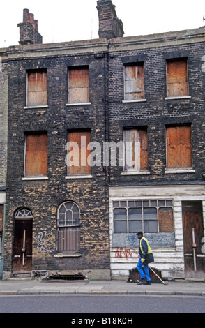 En nettoyant la rue, quartier à l'abandon, Londres SE1 Angleterre Banque D'Images