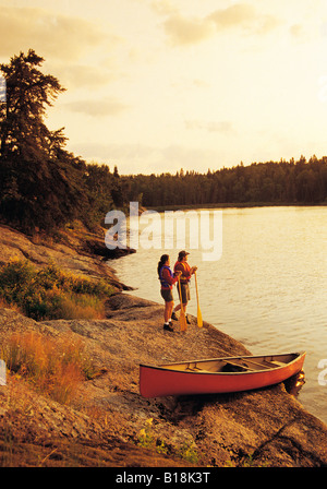 Les canoéistes le long du littoral, le lac Big Whiteshell, parc provincial de Whiteshell, Manitoba, Canada Banque D'Images
