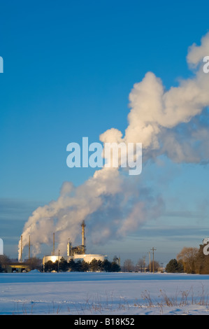 La vapeur de la fumée et de l'augmentation des cheminées sur matin d'hiver, Breslau, Ontario, Canada Banque D'Images