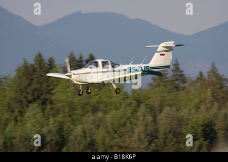 Piper PA-38 Tomahawk, avion-support privé à moteur unique, atterrissage à l'aéroport de Ljubljana Banque D'Images