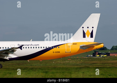 Monarch Airlines Airbus A321 à l'Aéroport International de Birmingham, UK Banque D'Images