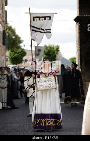 Jeune fille d'une des contradas de Narni en Ombrie Italie en procession portant des anneaux d'argent remis aux gagnants sur la joute Banque D'Images