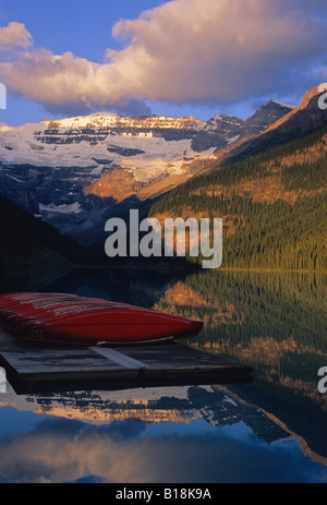 Lake Louise et canoës tôt le matin au lever du soleil, le parc national Banff, Alberta, Canada. Banque D'Images