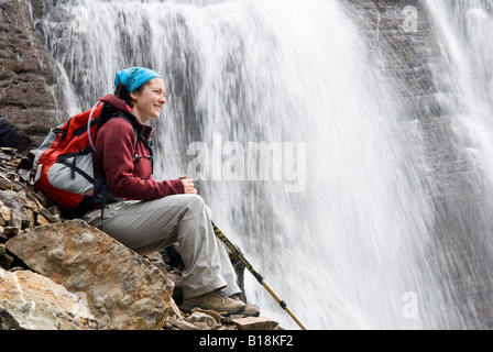 Un female hiker à Sept Voiles Falls Ohara près du lac dans le parc national Yoho, en Colombie-Britannique, Canada. Banque D'Images