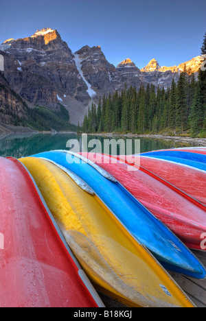 Frosty canots s'asseoir sur le quai au lever du soleil sur le lac Moraine dans la vallée des Dix-Pics. Le parc national Banff, Alberta, Canada. Banque D'Images