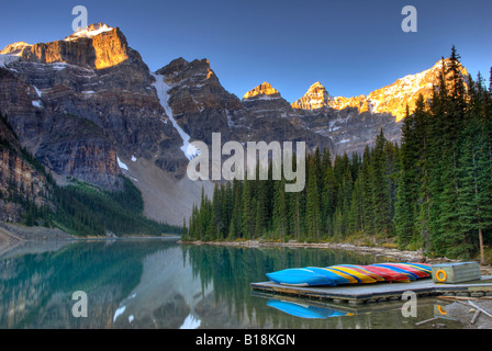 Frosty canots s'asseoir sur le quai au lever du soleil sur le lac Moraine dans la vallée des Dix-Pics. Le parc national Banff, Alberta, Canada. Banque D'Images