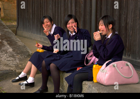 Les filles en uniforme ayant pause déjeuner Japon Kyoto Banque D'Images