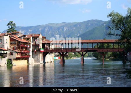 Ponte degli Alpini enjambe la rivière Brenta à Bassano del Grappa, Veneto, Italie Banque D'Images