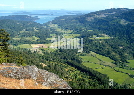 La vue depuis le Mont Maxwell donnant sur les champs dans la vallée de Fulford. Salt Spring Island. Gulf Islands, British Columbia, Ca Banque D'Images