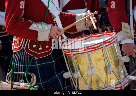 Le temps de marche de maintien de batteur pour les troupes qui arrivent en procession pour un fusil à baïonnette et une démonstration à la Cit de Halifax Banque D'Images