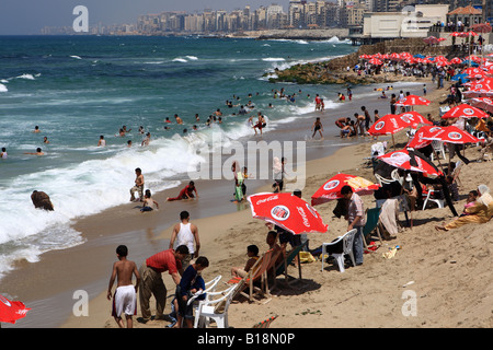 Plage publique à proximité de Bibliothèque d'Alexandrie en Égypte Banque D'Images