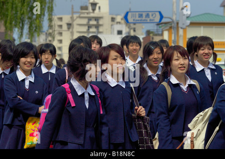 Les filles à l'uniforme scolaire de concordance de Kyoto au Japon Banque D'Images