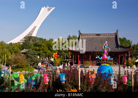 La tour de Montréal, et des lanternes dans le jardin chinois au cours de la magie des lanternes Festival au Jardin botanique de Montréal, Jardi Banque D'Images