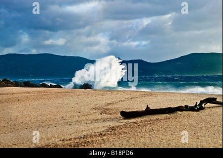 Suppression de l'onde sur la plage des roches Banque D'Images