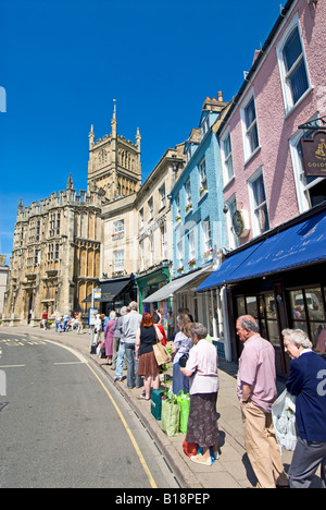 File d'attente à un arrêt de bus dans la région de Market Square, Cirencester, Gloucestershire, Angleterre Banque D'Images