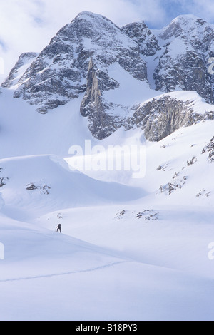 Ski de randonnée le long de la crête de la cabine au-dessus du bassin du ruisseau Cerise, parc provincial Garibaldi, Coumbia britannique, Canada. Banque D'Images